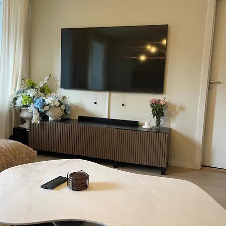 Modern Family With Mountain Views, Terrace & Free Parking ベルゲン