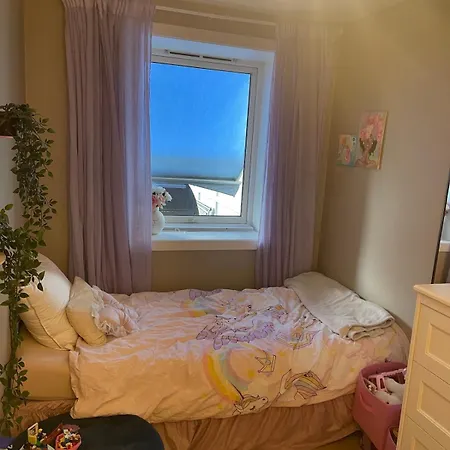 아파트 Modern Family With Mountain Views, Terrace & Free Parking *