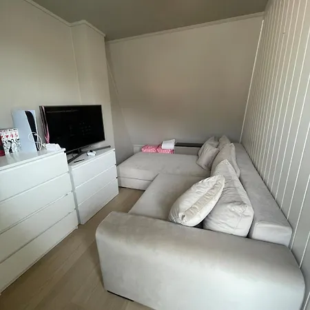 Modern Family With Mountain Views, Terrace & Free Parking アパート *
