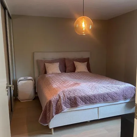 아파트 Modern Family With Mountain Views, Terrace & Free Parking *