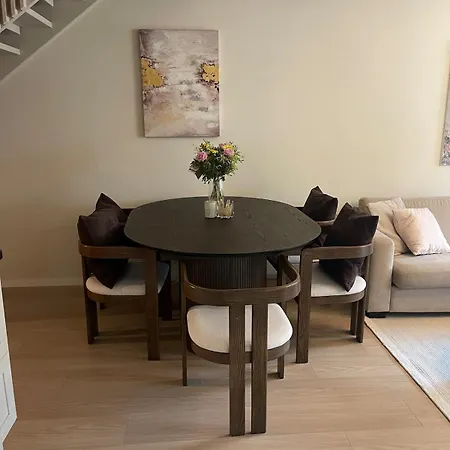 아파트 Modern Family With Mountain Views, Terrace & Free Parking 베르겐