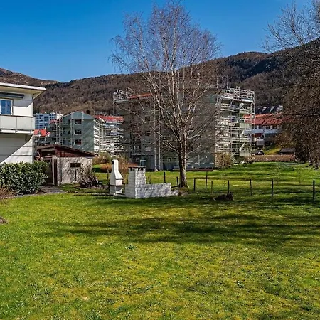 Modern Family With Mountain Views, Terrace & Free Parking アパート